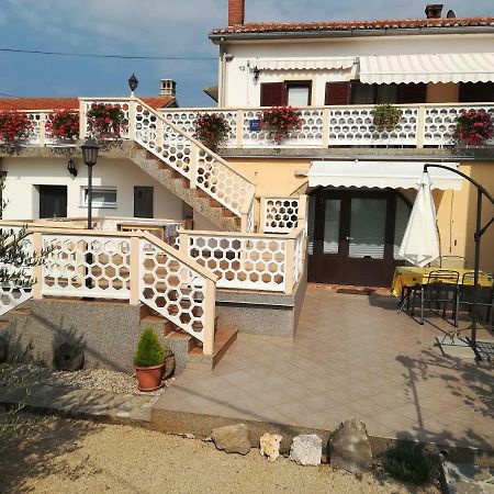 Apartmani Marija Малинска Экстерьер фото
